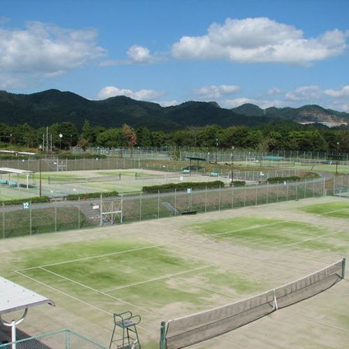 青野運動公苑アオノスポーツホテルのコテージ付きテニスコート