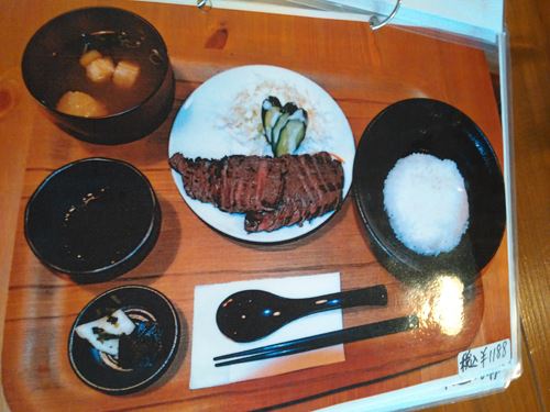 どんどん丼のステーキ定食セット 味噌汁、サラダ付き、漬物付き
