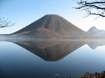 榛名山が榛名湖に映る榛名富士